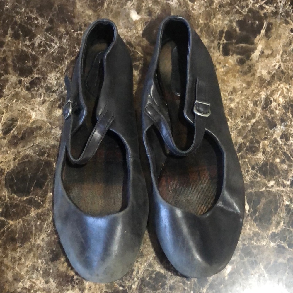 “Born” Women’s Flat Shoes  Size: 7